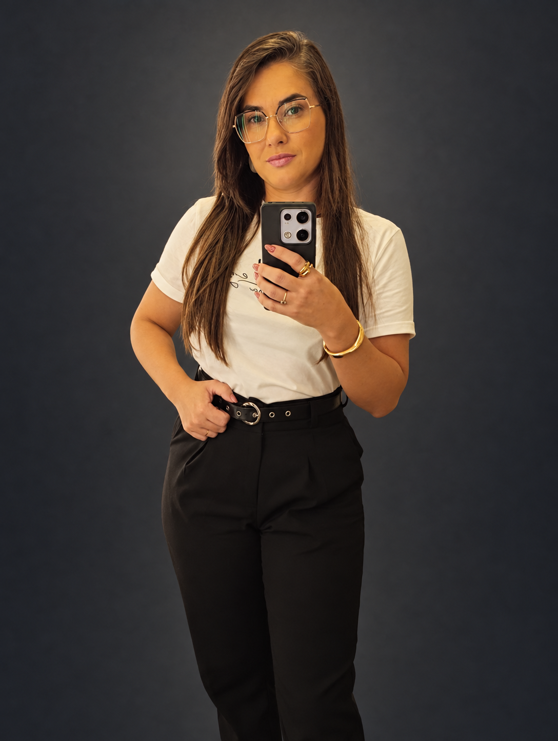 Camila Melo, educadora física e especialista em corrida, em retrato com fundo grafite